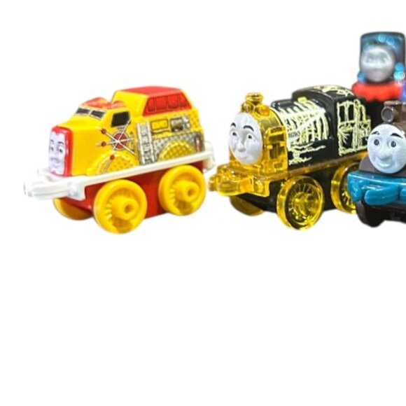 Lot of 32 Thomas & Friends Minis Trains Frozen Tootsie Roll Blow Pop Toys Small - Picture 5 of 10